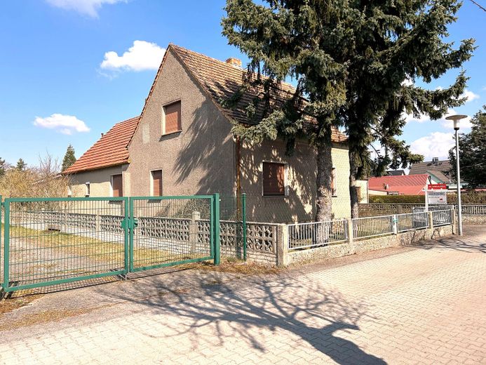 Haus zur Straßenseite
