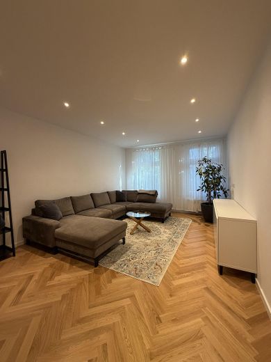 Balıksırtı parke zeminli, Berlin-Wilmersdorf’ta süreli kiralık, mobilyalı 3 odalı eski bina dairesi, 80m2 – Wohnzimmer