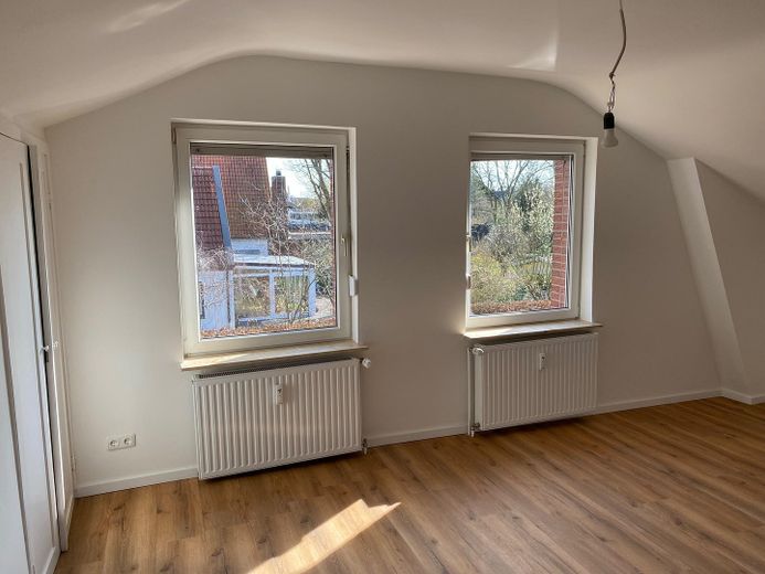 Zweifamilienhaus mit 3 Garagen – Wohnzimmer DG