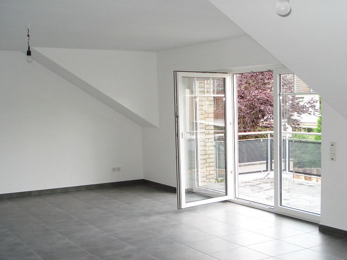 Lichtdurchflutetes Single-Schatzkästchen: Gehobene DG-Wohnung mit Balkon – ZUM BALKON