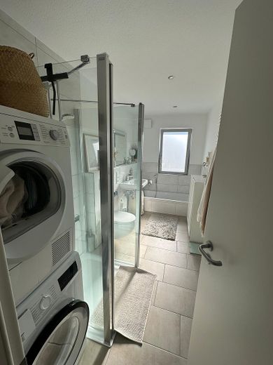 Ekskluzywne mieszkanie 3-pokojowe z balkonem, wallboxem i prądem lokatorskim w centrum Weilbach – Bad