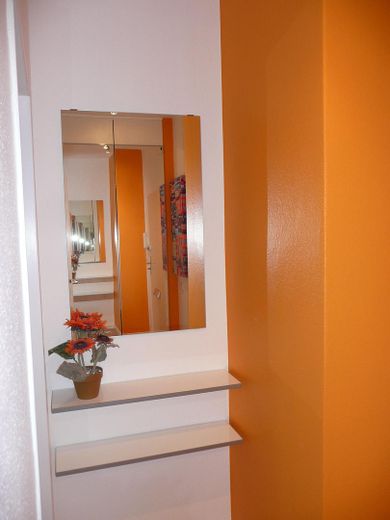 Flur mit Spiegel und Ablage