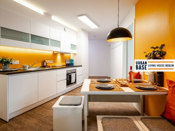 URBAN BASE: кімната у спільній квартирі для студентів із сучасними меблями, ОРЕНДА ALL-IN, тощо в Берліні-Обер-Шеневайде – Ansicht I: WG-Küche mit Essbe…