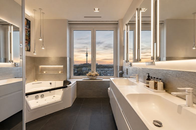 PROVISIONSFREI: Munich's Iconic View – The Ultimate Penthouse – Masterbad Whirlpool/Megashower