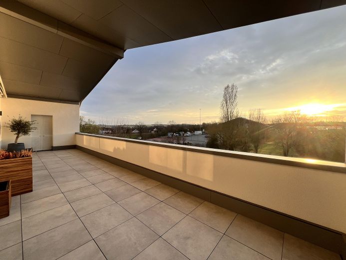 Exclusivo piso de 6 habitaciones con una suite principal, opción de refrigeración y dos grandes terrazas en la azotea – Ausblick Loggia