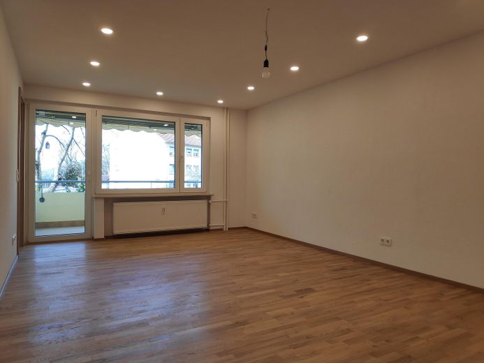 Appartamento al piano rialzato a Neuhausen, 3 1/2 locali, completamente ristrutturato, cucina componibile, Internet 1 Gb/s, 800 m fino alla S-Bahn – Foto 13