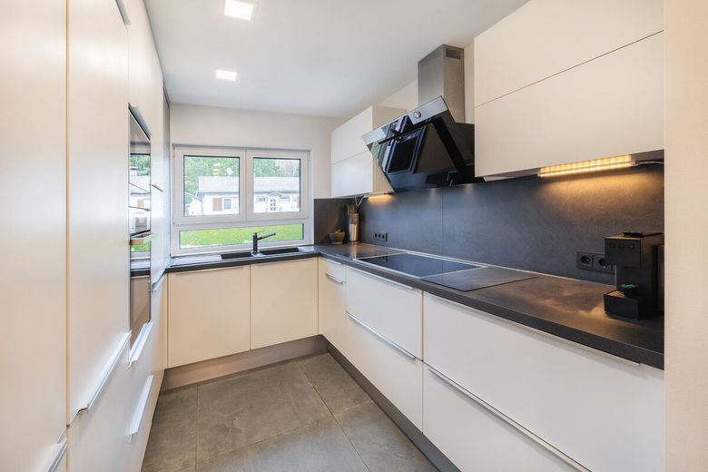 Urlaubsfeeling!!! TOP Modernes Familienhaus mit Garage, Pool und Badehaus in Breitscheid – Küche im Erdgeschoss