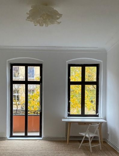 Westhafen Stuckaltbau, sonnig, grün, ruhig, Balkon, hohe Räume – Baumkronenzimmer zum Balkon
