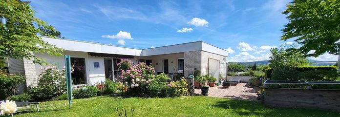 Maison d’architecte située sur un versant calme avec espace séparé pour bureau/cabinet (appartement indépendant) – Ansicht vom Garten (Südwest)