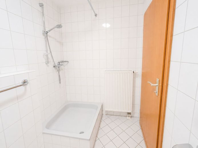 BEZUGSFREIES APPARTMENT IN BESTLAGE VON PLAUEN – Bad
