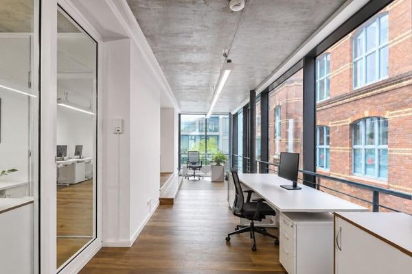 MODERNE BÜROETAGE MIT HELLER FENSTERFRONT