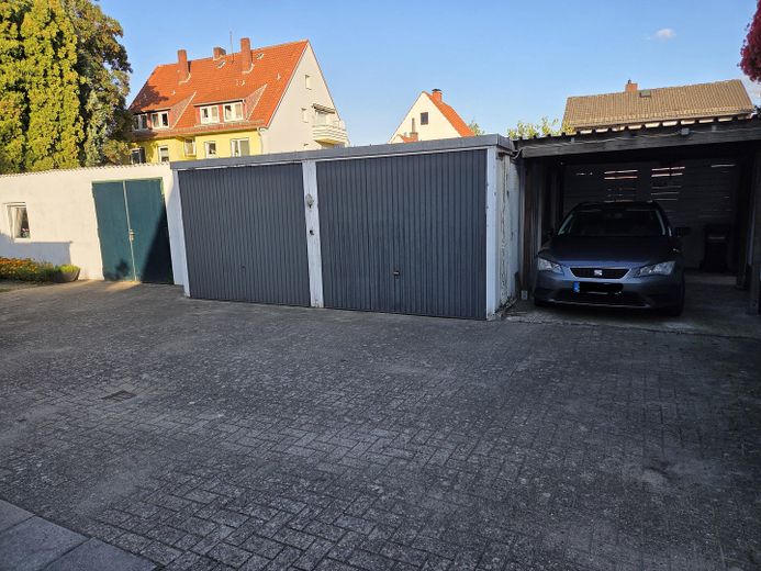 شقة في الطابق الأرضي مع تراس كبير في منزل يضم ثلاث وحدات سكنية في رونّبيك – Innenhof Carport Werkstatt