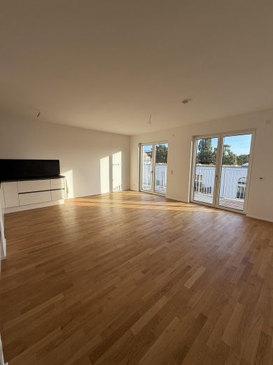 Lichtenberg'de geniş manzaralı modern yaşam: 4 oda, yerden ısıtmalı yeni bina – Wohnzimmer