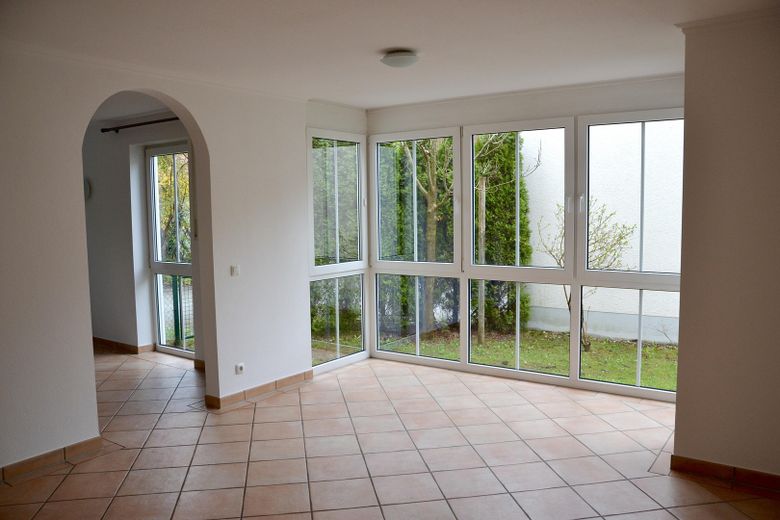 3-4 Zi Gartenoase, 2 Holzterrassen, Glasdach, Pavillon, Wallbox – Essbereich im Wintergarten