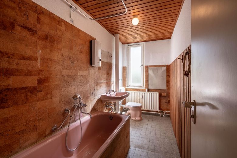 Yaklaşık 77,90 m² büyüklüğünde, hemen taşınılabilir 2,5 odalı daire; doğrudan sahibinden ve komisyonsuz – Badezimmer