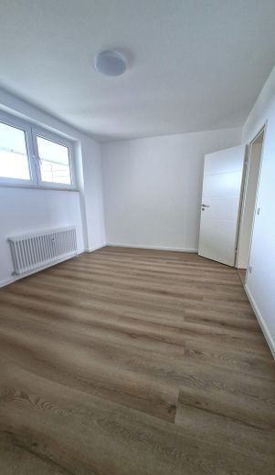 Frisch renoviert, ohne Provision >> 3-Zimmer-Eigentumswohnung, Balkon & Tiefgarage – Kinderzimmer