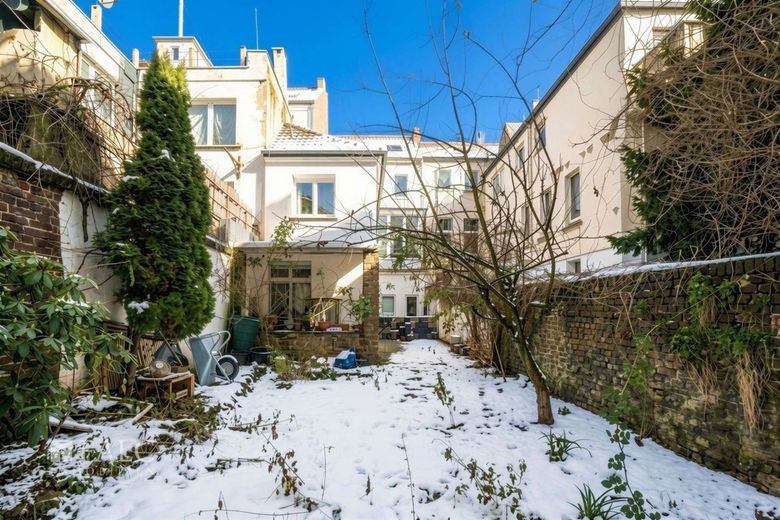 Mehrfamilienhaus mit 8 Einheiten - etabliertes Kurzvermietungskonzept – Garten und Hausrückseite
