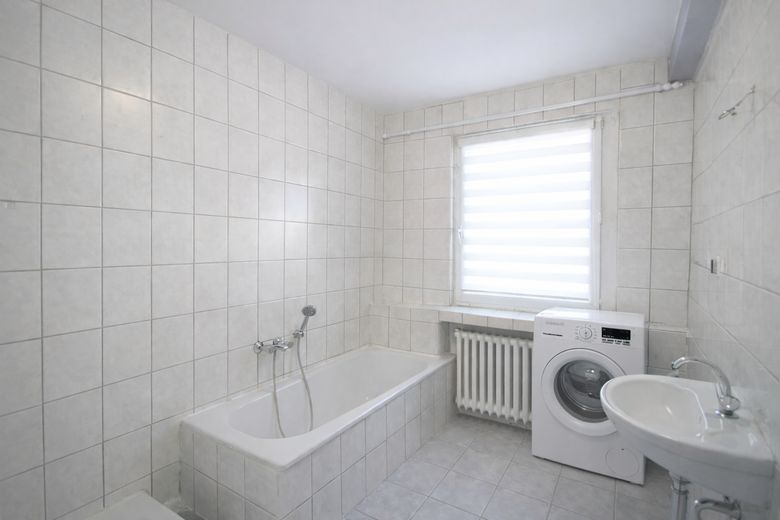 Schöne 4 Zimmer-Wohnung zu vermieten mit Balkon – Badezimmer mit Dusche