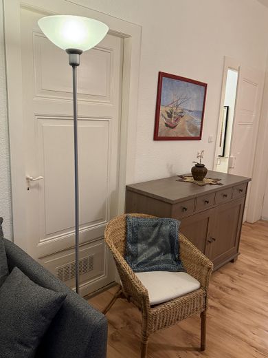 Möblierte 2 Zimmer-Wohnung in zentraler Lage in Frankfurt sachsenhausen – Wohnzimmer