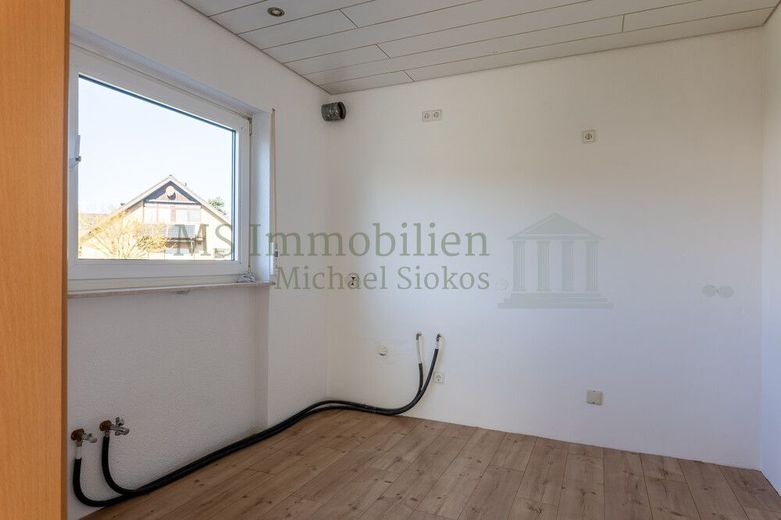 *** Charmante 4-Zimmer-Hochparterre-Wohnung mit Terrasse und Garten *** – Küche Ansicht 1