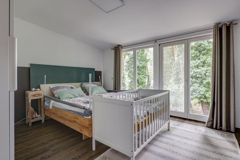 Doğal çevreyle uyumlu arsada, ahşap karkas yapı tekniğiyle inşa edilmiş müstakil aile evi – Schlafzimmer 1