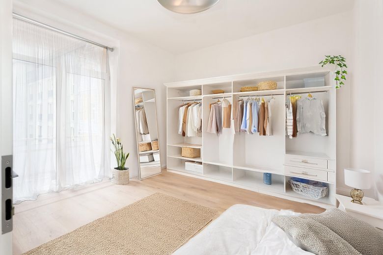 Zimmer 1 mit Balkon (Möbel AI)