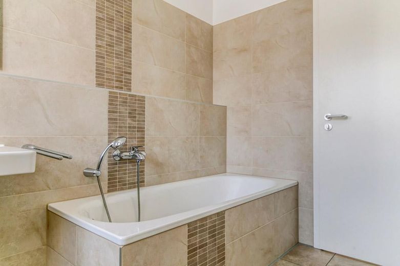 Lichtdurchflutete Penthouse-Wohnung mit Dachterrasse unweit der Münchener City – Bad