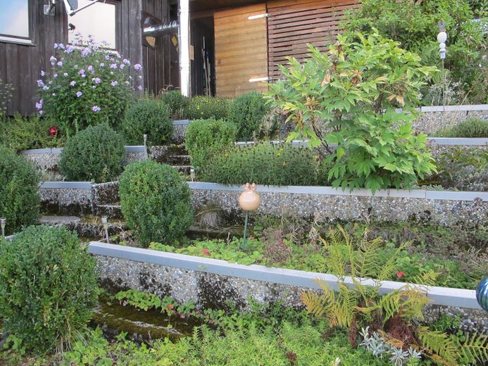 Sonniges Haus, 3 kpl. Wohnungen, Alleinlage, unverbaubarer Fernblick, Urlaubsregion Sonnenwald – Gartenteil in Stufen angelegt