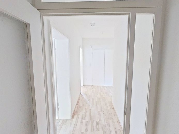 Moderno apartamento de 2 habitaciones con terraza privada y bañera en el sur de Burgdorf – Flur