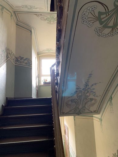 Maisonette-Wohnung mit Balkon zum Innenhof – Treppenhaus Altbau