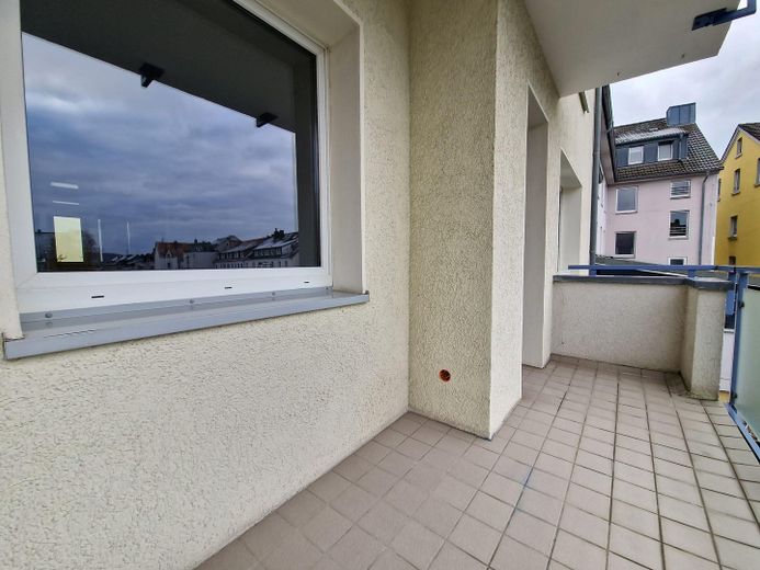3,5 Raum-Whg. City, 2 Balkone, modernisiert, Bad: Wanne + Dusche + Fenster – Balkon zum Garten