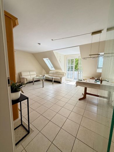 Un chez-soi ensoleillé avec balcon exposé sud - Appartement de 2 pièces à occuper soi-même - Sans commission – Wohnzimmer1