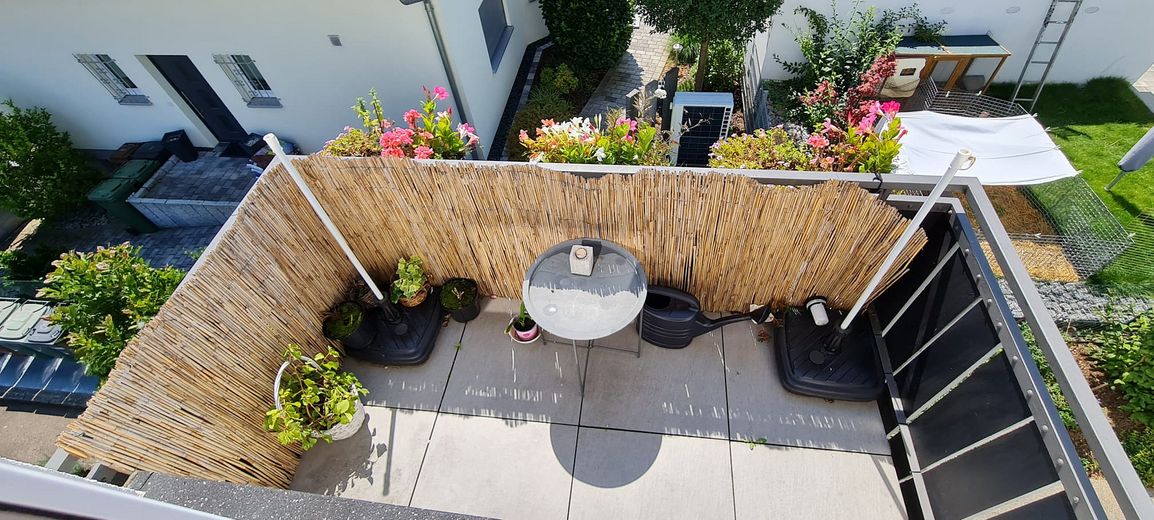 Gemütliche Dachgeschosswohnung 4 Zimmer mit Einbauküche in ruhiger Wohngegend – Kleiner Balkon (Südseite)