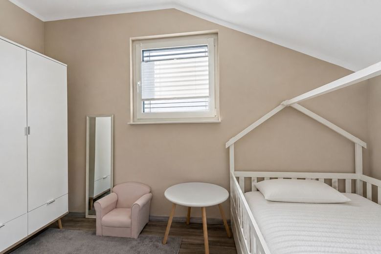 Modernes Familienglück in ruhiger Lage - energieeffizientes Einfamilienhaus mit Garten, Smart Home und Doppelgarage – Kinderzimmer