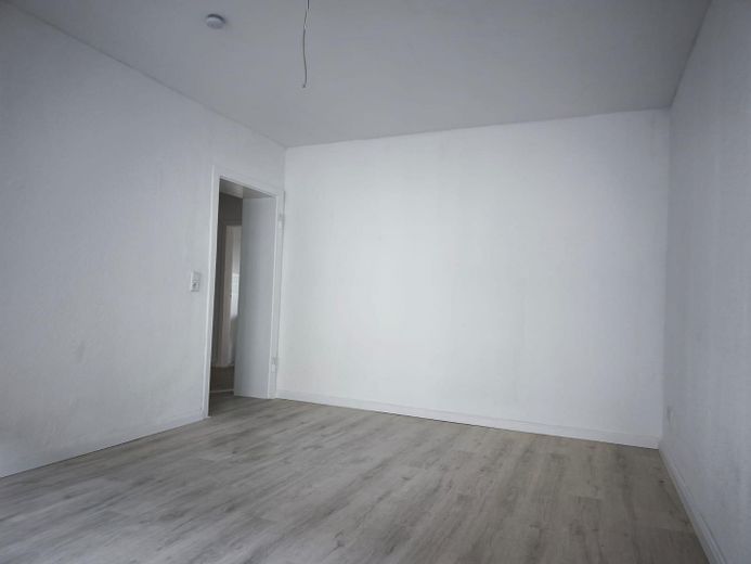 Depo odalı, popüler RE-Nord bölgesinde yenilenmiş 2 odalı zemin kat daire – Wohnzimmer1