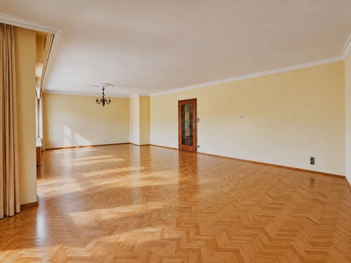 >700 m² “Daha güzeli olamaz!” konumunda, korunabilecek veya yeniden tasarlanabilecek büyük evle – Wohnzimmer