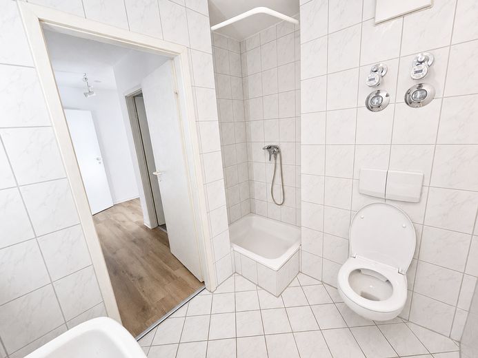Schöne, renovierte 1-Zimmer Wohnung in zentraler, ruhiger Lage – Badezimmer #2