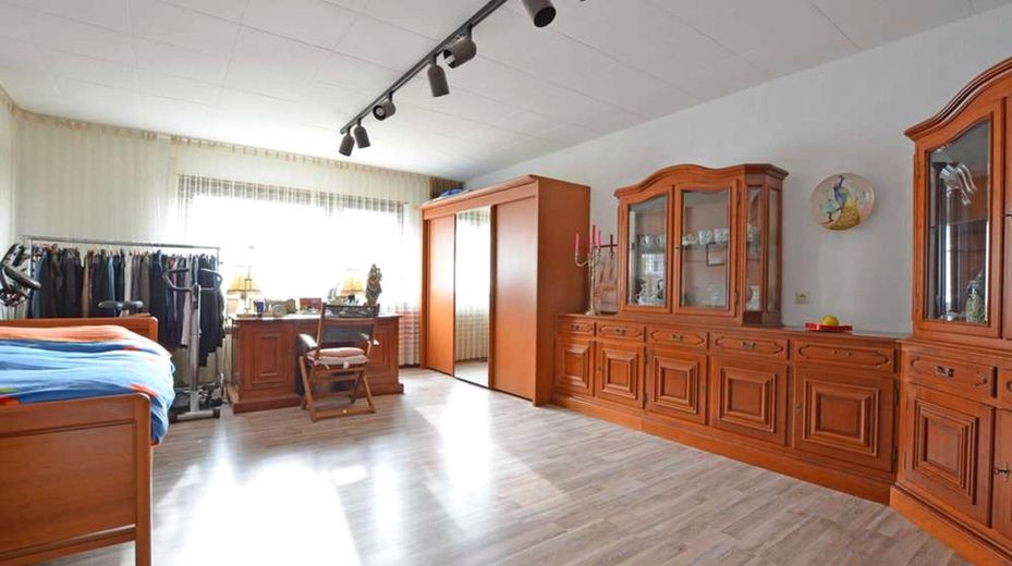 125 m² w Leo.-Warmbronn: 4,5 pokoju, balkon od południa, garaż i miejsce parkingowe – bez prowizji – Großzügiges Schlafzimmer