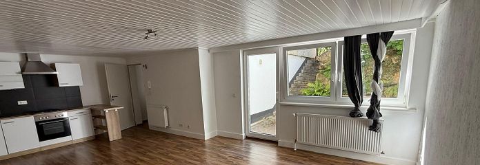 Licht souterrainappartement met ingerichte keuken en klein terras