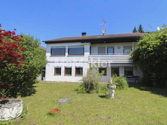 Freistehendes Einfamilienhaus mit ELW, großem Garten und 3 Garagen auf 1.443 m² Grundstück – Foto 1