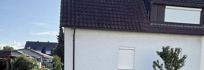Gelflegte Doppelhaushälfte mit großem 580 m² Grundstück und Carport provisionsfrei bezugsfrei – Haus vorne von außen