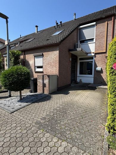 Top renoviertes Reihenmittelhaus mit Garten in Erftstadt - sofort einziehen und wohlfühlen! – Haus Front mit Stellplatz