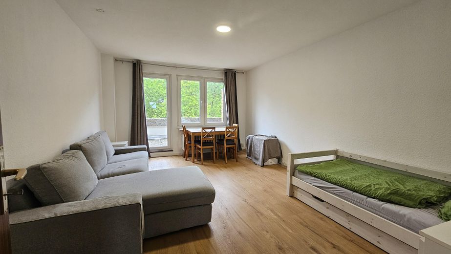 Zentrale 2 Zi.Wohnung · 62 m² · direkt am Bahnhof, ohne Zuglärm · Balkon – Wohnzimmer