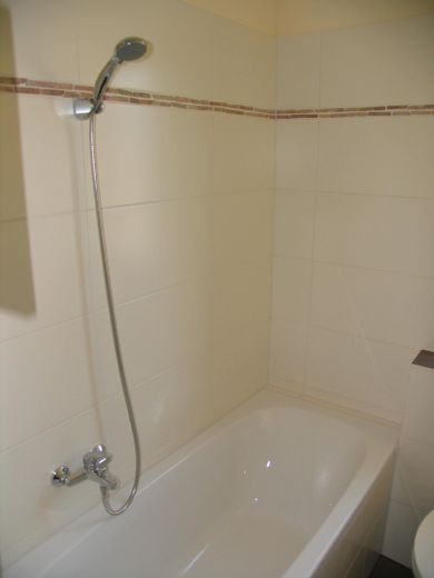 Bonito apartamento de 2,5 habitaciones con balcón orientado al sur y vistas sobre la ciudad – Bad - Badewanne