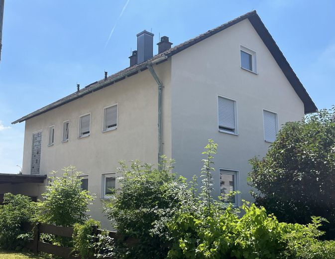 Provisionsfrei: Gepflegtes Zweifamilienhaus mit Garten & Garage in guter Wohnlage von Weiden – Ansicht von der Straße