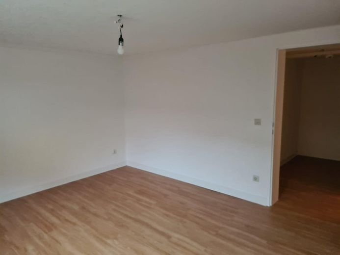 2-Zimmerwohnung im Souterrain sofort bezugsfertig – Zimmer 1