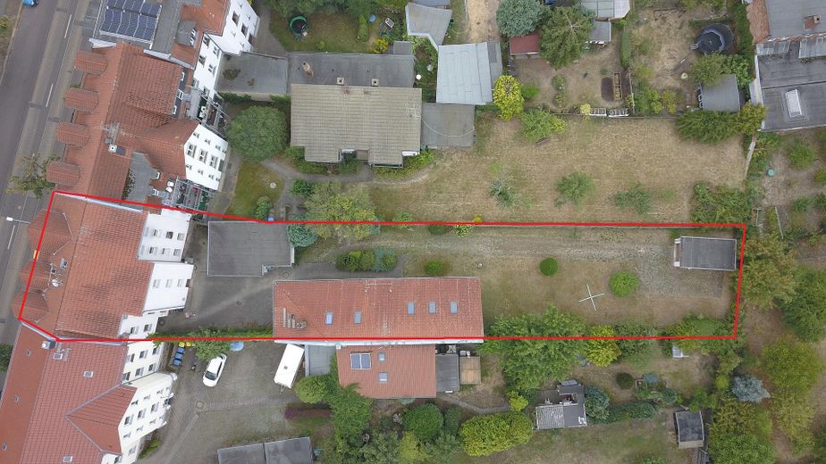Edificio plurifamiliare con grande corpo posteriore e due garage – Luftbild Grundstück
