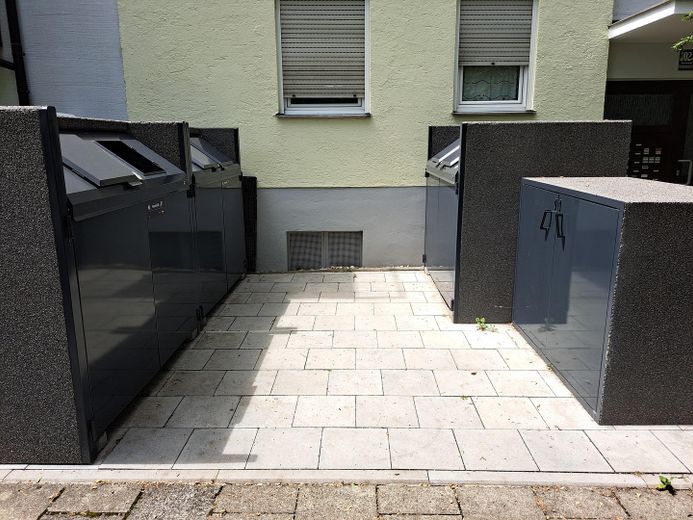 Sehr gut geschnittene, helle 2-Zimmer-Wohnung mit Balkon und Tiefgaragenstellplatz zu verkaufen – Müllcontainer