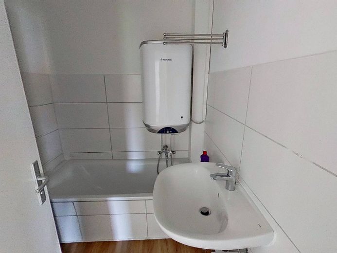 Cocina equipada y baño con bañera: moderno apartamento de 3 habitaciones en el sur de Flensburg – Ansicht I: Bad