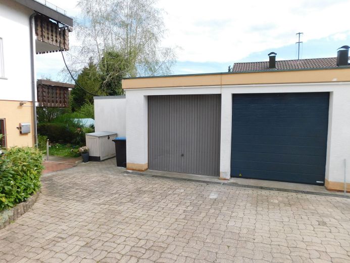 Garage (graues Tor)